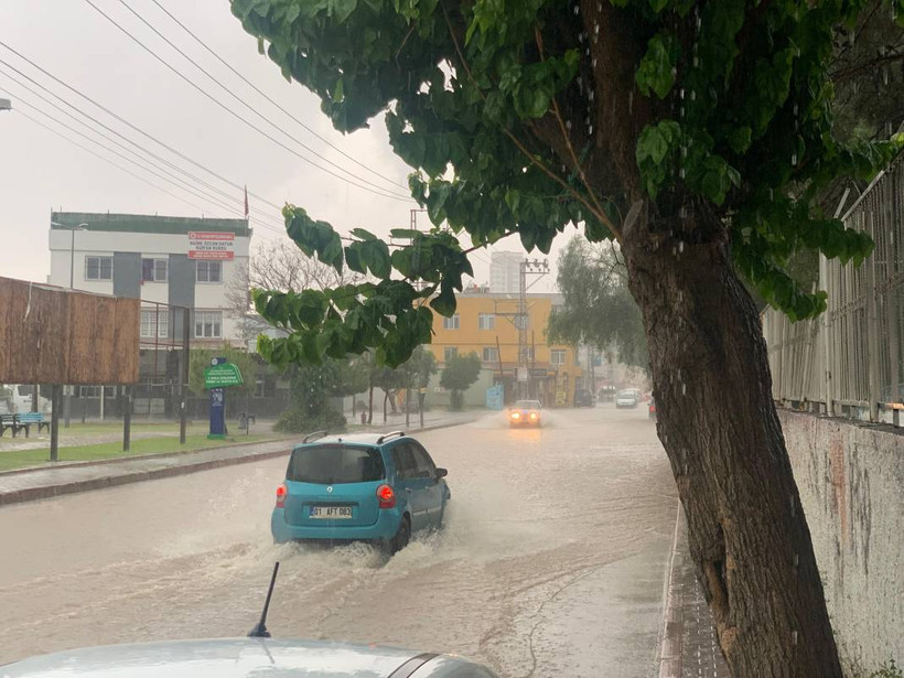 Adana'da fırtına ve sağanak: Ağaçlar devrildi, yollar göle döndü - Resim: 5